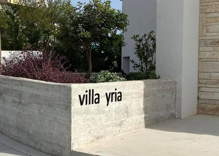Yria Vila Coral Bay